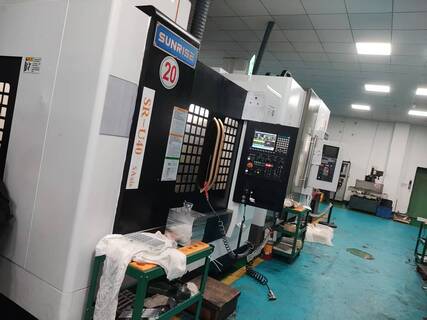 Multi axis CNC milling machine